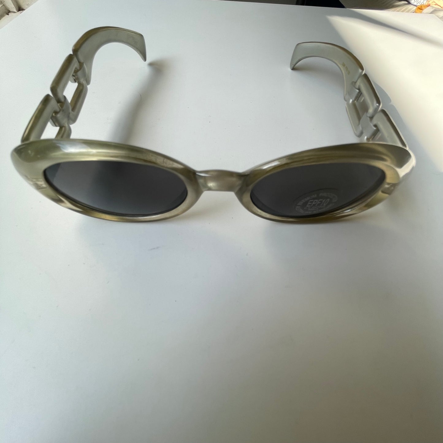 Vintage Sunglassess Gray Frames Oval Lenses